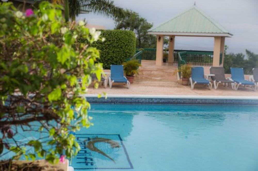 Cardiff Hotel And Spa Runaway Bay Exteriör bild