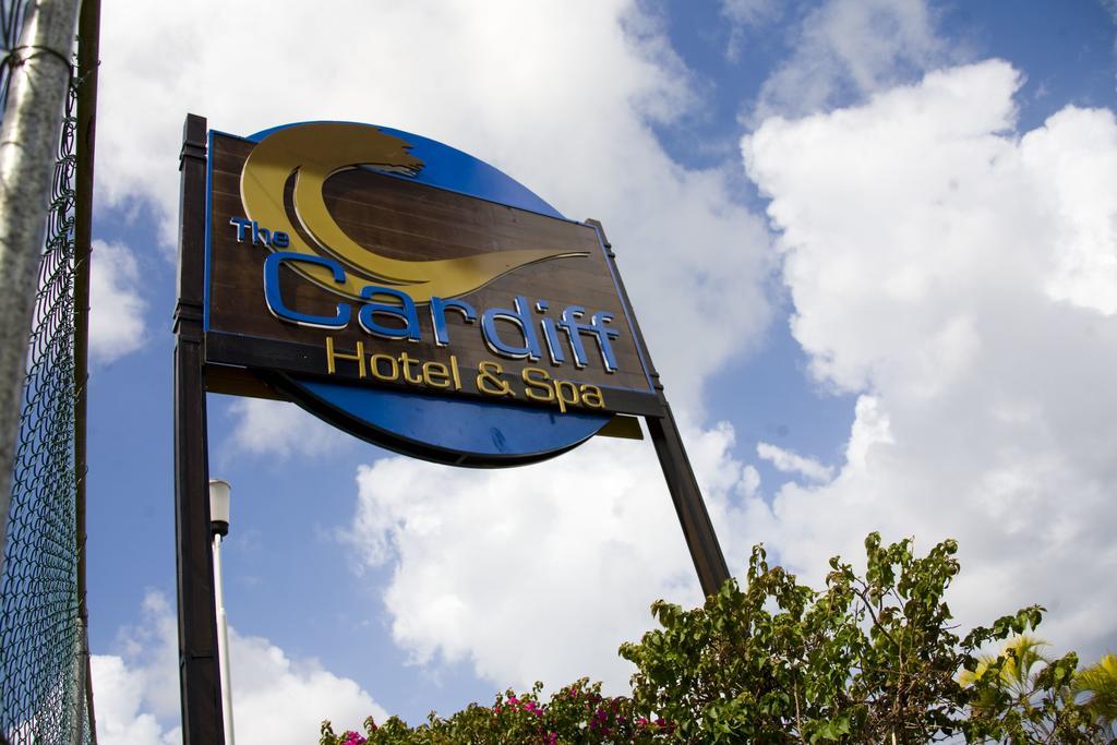 Cardiff Hotel And Spa Runaway Bay Exteriör bild