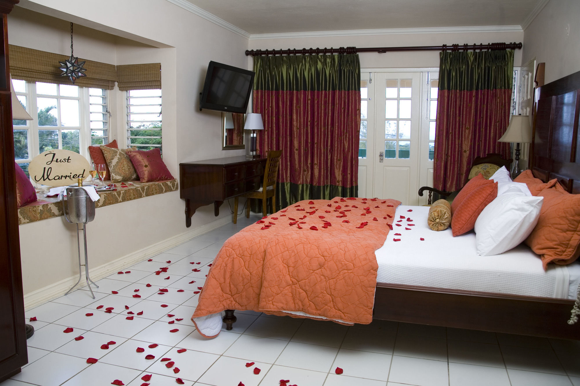 Cardiff Hotel And Spa Runaway Bay Exteriör bild
