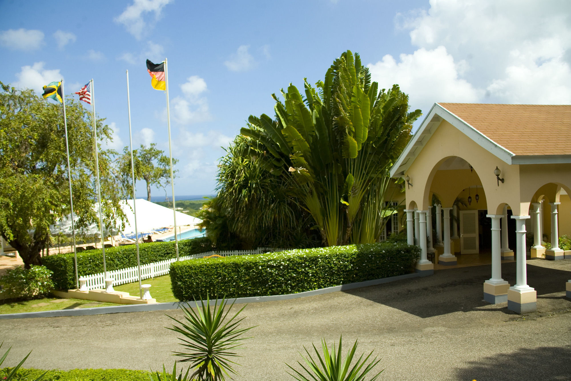 Cardiff Hotel And Spa Runaway Bay Exteriör bild
